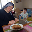 Sarma sarıp oğlunu tedavi ettirdi şimdi yürümesini bekliyor