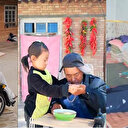 6 yaşındaki kız felçli babasına bakıyor