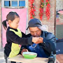 Felçli adama 6 yaşındaki kızı bakıyor