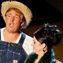 Trump tarım yasasını imzalayacağını çiftçi kılığıyla şarkı söyleyerek duyurdu