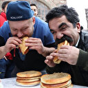 Çaycı Hüseyin tahinli pide yeme yarışmasına katıldı