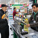 Ücretli poşet almayıp ürünleri ellerinde taşıdılar