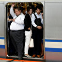 Tokyo metrosunda sıkışıklığı gidermek için ücretsiz yemek