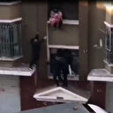 İkinci kattan düşen bebeği havada yakaladı