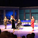 Trafik kazası geçiren oyuncu tekerlekli sandalyeyle sahneye çıktı