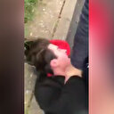 Müslüman kadına saldıran ırkçı İngilizi doğduğuna pişman ettiler
