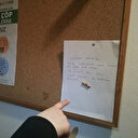 Gören dönüp bir daha bakıyor: İzmariti kağıdın üzerine sabitledi