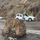 Dağdan kopan kaya parçası aracın üzerine düştü, sürücü yaralandı