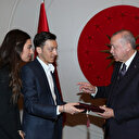 Mesut Özil ve nişanlısı Cumhurbaşkanı Erdoğan'a davetiye verdi
