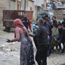 Katil Esed rejimi İdlib'de pazar yerini kan gölüne çevirdi