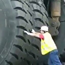 Maden işçisi kamyonun yanında küçücük kalıyor