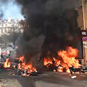 Sarı yelekliler geçtikleri yeri ateşe veriyorlar