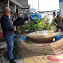 Balıkçılar ağ mesaisinde