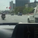 Seyir halinde sopayla motosikletliye saldırdı