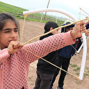 Ağaç dalından yaptıkları okla hayallerine atış yapıyorlar