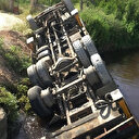 Dereye uçan traktörü çekmeye gelen iş makinesi devrildi: 1 ölü