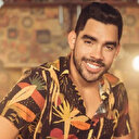 Ünlü şarkıcı düşen uçakta hayatını kaybetti