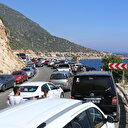 Dünyaca ünlü plajda izdiham yaşandı, 3 kilometrelik araç kuyruğu oluştu