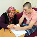 Parmaklarını yemesi engellenemiyor