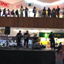 AVM'ye su bastı müzisyenler müzik yapmaya devam etti