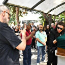 Hamdi Alkan ve eşinden skandal hareket: Biri tabuta sarıldı biri fotoğraf çekti