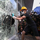 Hong Kong'da protestocular şiddete başvuruyor