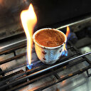 Cezvede değil fincanda pişiriyor, siparişlere yetişemiyor