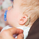 İşitme cihazı çalınan küçük çocuk yeniden duyacak