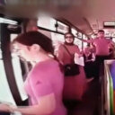 Hareket halindeki midibüsten düşen genç kız hayatını kaybetti