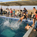 Köyde tatil yapıp havuzda serinliyorlar