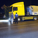 Sahte plakalı tırla firmaları dolandırdı