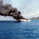 Lüks yatta çıkan yangında 3 kişi denize atlayarak kurtuldu