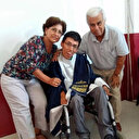 Klavyeyi burnu ile kullanarak ikinci kitabını yazıyor