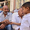 Oturma eylemi yapan annelere 7 yaşındaki Memati'den destek