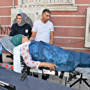 HDP önünde bekleyen acılı anne ağıt yakarken fenalaştı