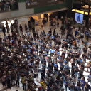 Hong Kong'da eylemciler AVM'leri bastı