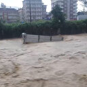 Kamyon dorsesi sel sularında böyle sürüklendi