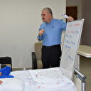 Öğretmenden büyük fedakarlık: Öğrencisine hastane odasında ders veriyor