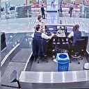 THY görevlisinin deprem anında yolcuyu koruduğu anlar kameralara yansıdı