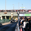 Altunizade metrobüs durağında oluşan aşırı yoğunluk vatandaşlara zor anlar yaşattı