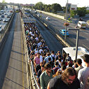 Altunizade metrobüs durağındaki aşırı yoğunluk havadan görüntülendi