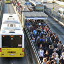 Altunizade metrobüs durağında yine uzun kuyruklar oluştu
