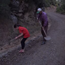 Kızını okula gönderebilmek için veresiye yol yaptırdı