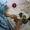 Kanser hastası kadın sardığı sarmalarla öğrencilere burs veriyor