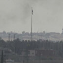 Tel Abyad'ın batısında bununan YPG/PKK'ya ait bez parçası indirildi yerine SMO bayrağı asıldı