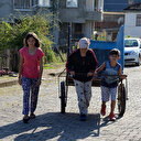 Sokaklardan karton toplayan iki çocuk annesi kadının feryadı: Her şey çocuklarım okusun diye