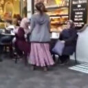 Eminönü'nde dilendikleri parayla döviz aldılar