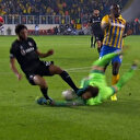 Dengesini kaybeden Elneny rakip kalecinin yüzüne tabanıyla bastı