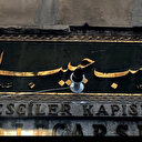 Kapalıçarşı'da tarihi kitabeye matkaplı darbe