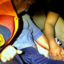 Kazada otomobilde sıkışan eşinin elini bir an bile bırakmadı